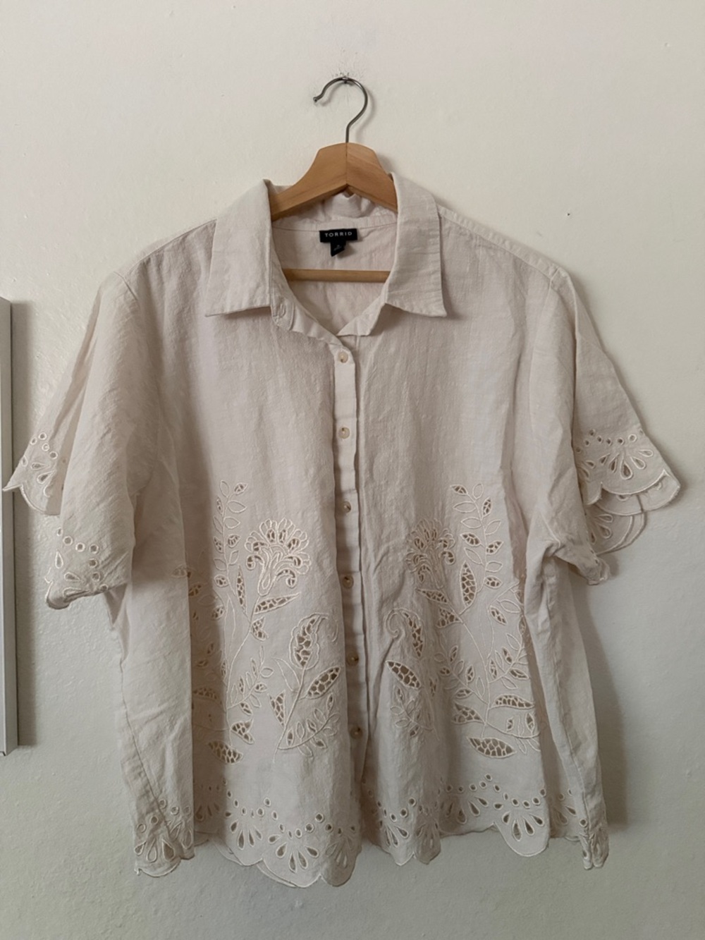 Torrid Eyelet Embroidered Short-Sleeve Button-Front Shirt in Cream Sz 2